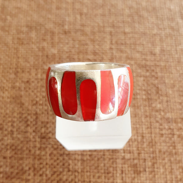 Sterling silver ring with red insert - size 9